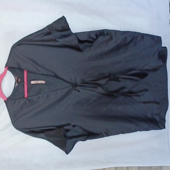 VICTORIA'S SECRET Sexy Silky Black Satin "LOVE vs" Shorter Robe NEW - Picture 1 of 3